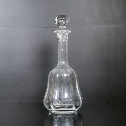 SAINT LOUIS. Carafe en cristal taillé à pans....