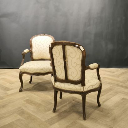Paire de fauteuils en bois naturel, sculpté,...
