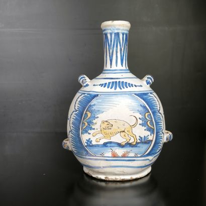NEVERS XVIIIème siècle. 
Bouteille en faïence...