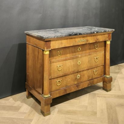 Commode en acajou et placage d'acajou, ouvrant...