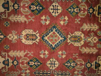 Tapis d'Orient, fond brique, décor géométrique....
