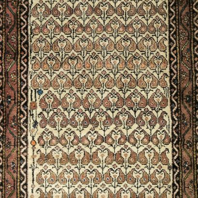 Tapis d'Orient à fond beige et bordure saumon....