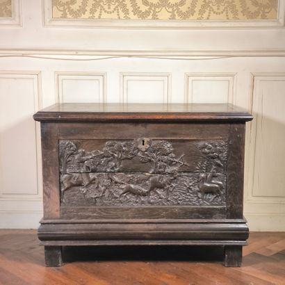 Petit coffre en chêne sculpté sur trois panneaux...