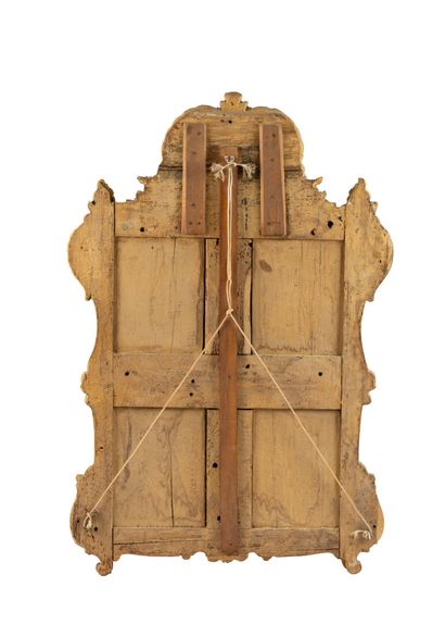 Miroir à parecloses en bois sculpté et doré...