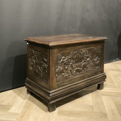 Petit coffre en chêne sculpté sur trois panneaux...