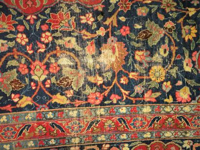 Important tapis d'Iran à médaillon, fond...