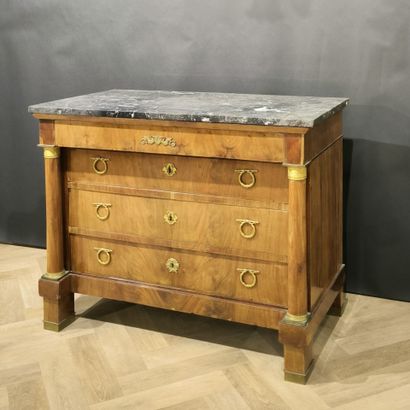 Commode en acajou et placage d'acajou, ouvrant...