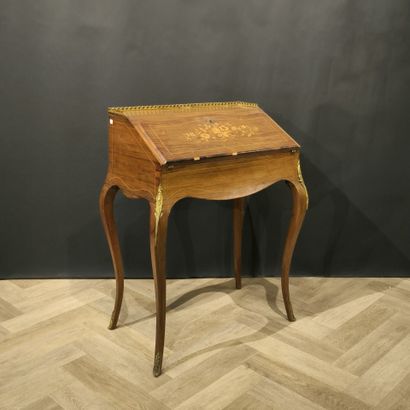 Petit bureau de pente en bois de placage...