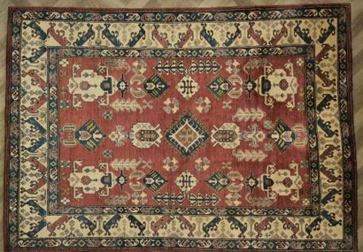 Tapis d'Orient, fond brique, décor géométrique....