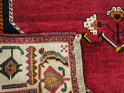 ORIENT. Tapis à médaillon, à fond rouge et...