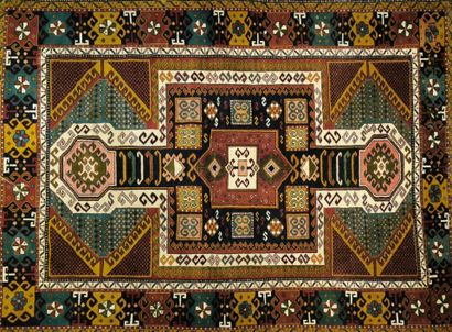 ORIENT. Tapis à médaillons à fond marron...