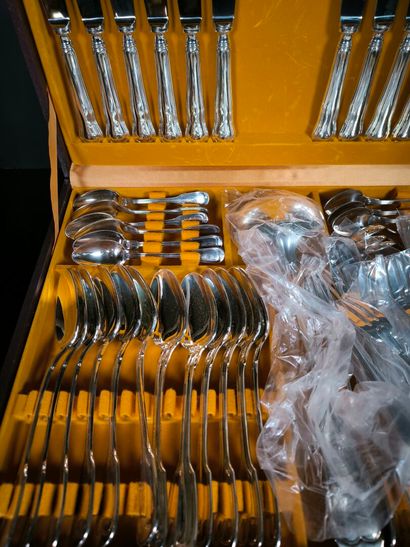 Ménagère de couverts en métal argenté à filets:...