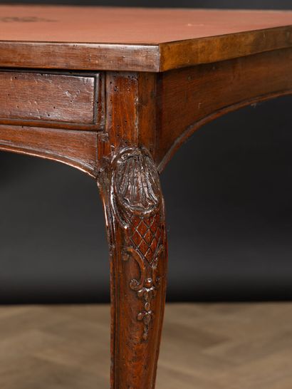 Table à jeu en bois naturel sculpté et mouluré...