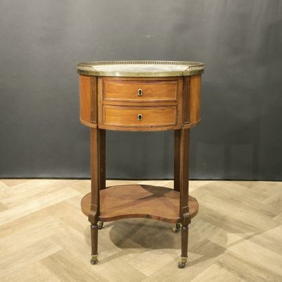 Petite table de chevet en acajou et placage...