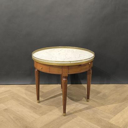 Table bouillotte en acajou et placage d'acajou...