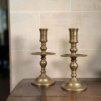 Paire de grands bougeoirs en bronze à fût...
