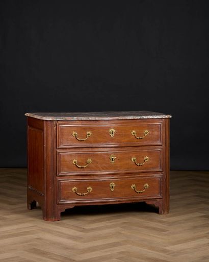 Commode en acajou massif mouluré à façade...