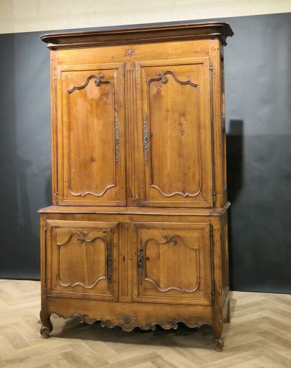 Buffet deux corps en bois naturel, ouvrant...