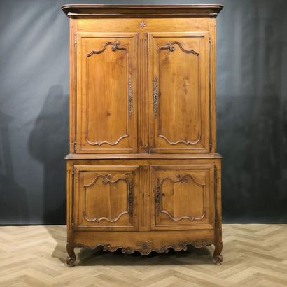 Buffet deux corps en bois naturel, ouvrant...