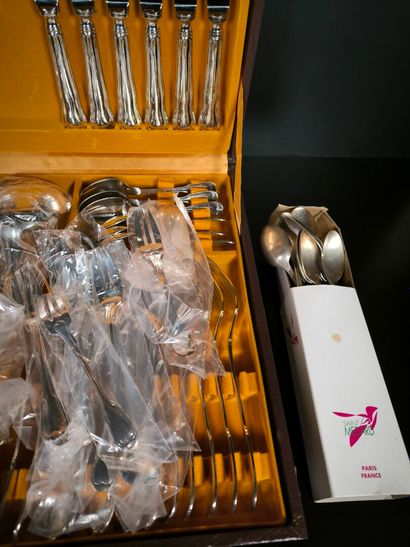 Ménagère de couverts en métal argenté à filets:...