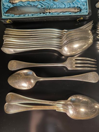 Ensemble en métal argenté: 12 couverts modèle...