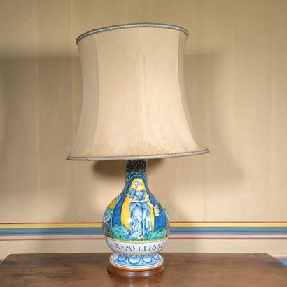 Vase en majolique, décor polychrome: Judith...