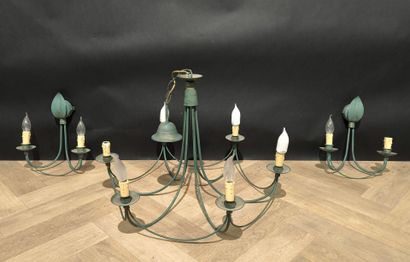 Lot : un lustre en métal peint vert à 6 lumières...