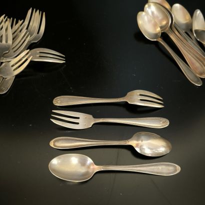 Ménagère de couverts en métal argenté à filets:...