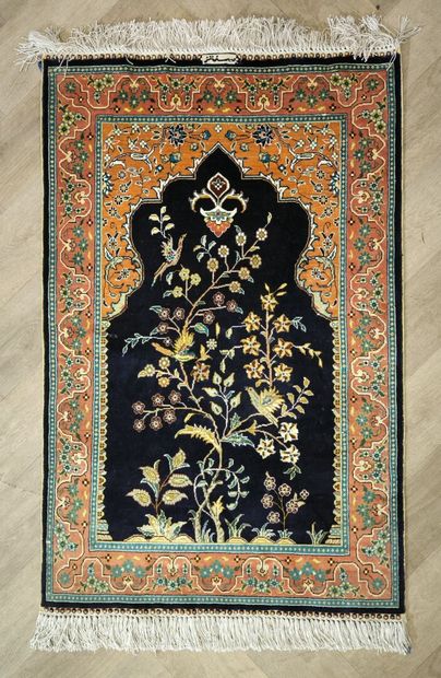 IRAN? Petit tapis de soie, décor d'un arbre,...