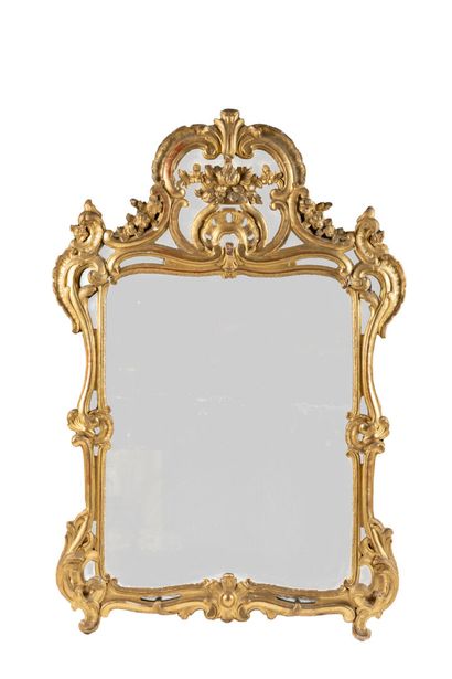 Miroir à parecloses en bois sculpté et doré...