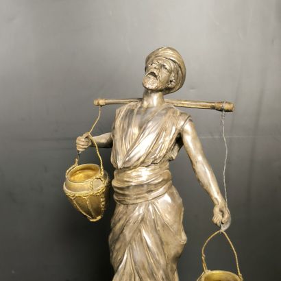 . Le porteur d'eau arabe. Groupe en régule...