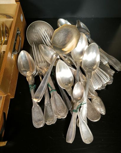 Ménagère de couverts en métal argenté époque...