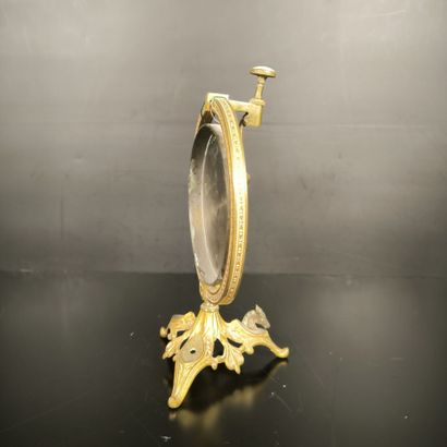 Gong de table en bronze et métal, à décor...