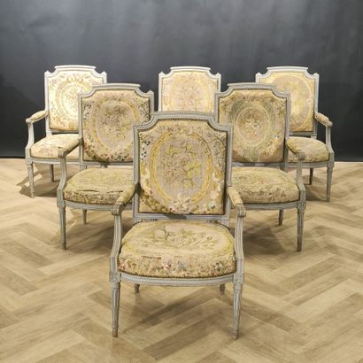 Mobilier de salon en bois peint gris, époque...