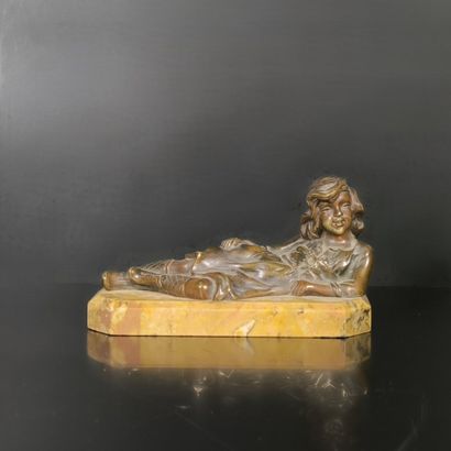 Jeune fille couchée. Bronze, socle en marbre....