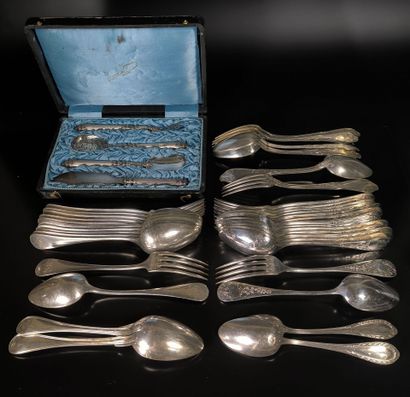 Ensemble en métal argenté: 12 couverts modèle...