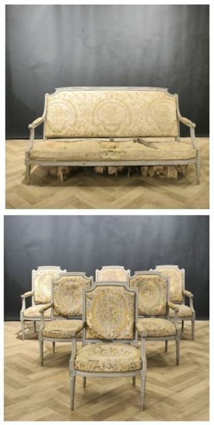 Mobilier de salon en bois peint gris, époque...