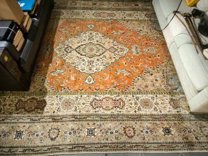Important tapis d'Orient en laine, décor...