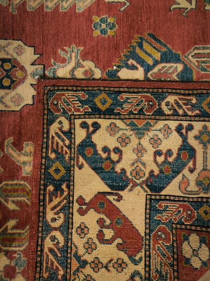Tapis d'Orient, fond brique, décor géométrique....
