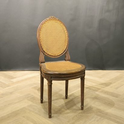 Chaise médaillon en bois naturel, dossier...