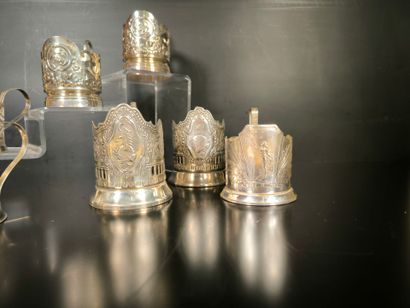 7 montures de tasses russes en métal argenté,...