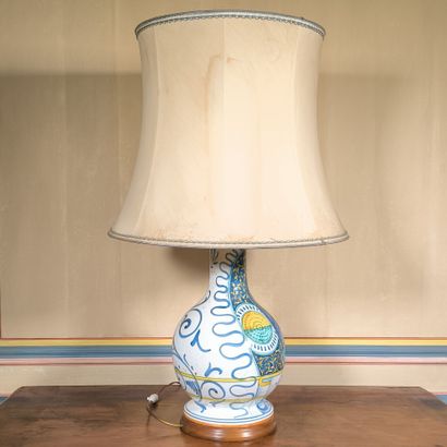 Vase en majolique, décor polychrome: Judith...