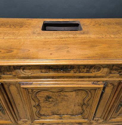 Grand buffet bressan en bois naturel sculpté...