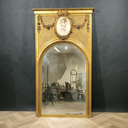 Trumeau en bois doré, orné d'un médaillon...