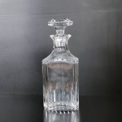 BACCARAT. Carafe à whisky en cristal taillé....