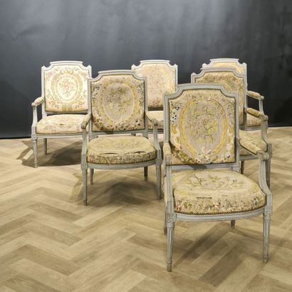 Mobilier de salon en bois peint gris, époque...