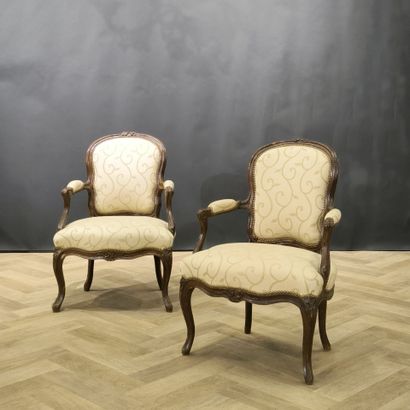 Paire de fauteuils en bois naturel, sculpté,...