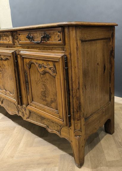 Grand buffet bressan en bois naturel sculpté...