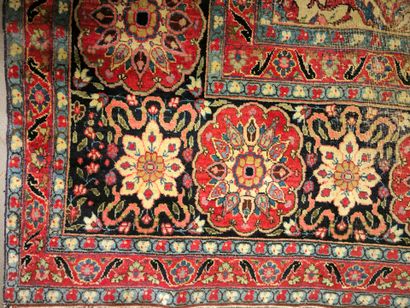 Important tapis d'Iran à médaillon, fond...