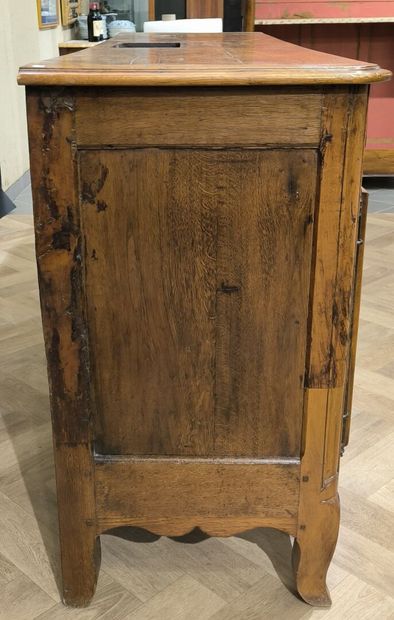 Grand buffet bressan en bois naturel sculpté...